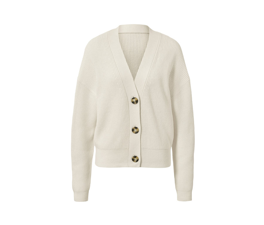 Ein cremefarbener Grobstrick-Cardigan mit Wolle und drei Knöpfen.