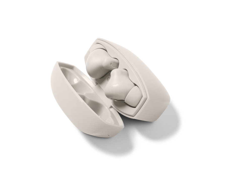 Hellgraue TWS-In-Ear-Kopfhörer in geöffnetem Ladecase.