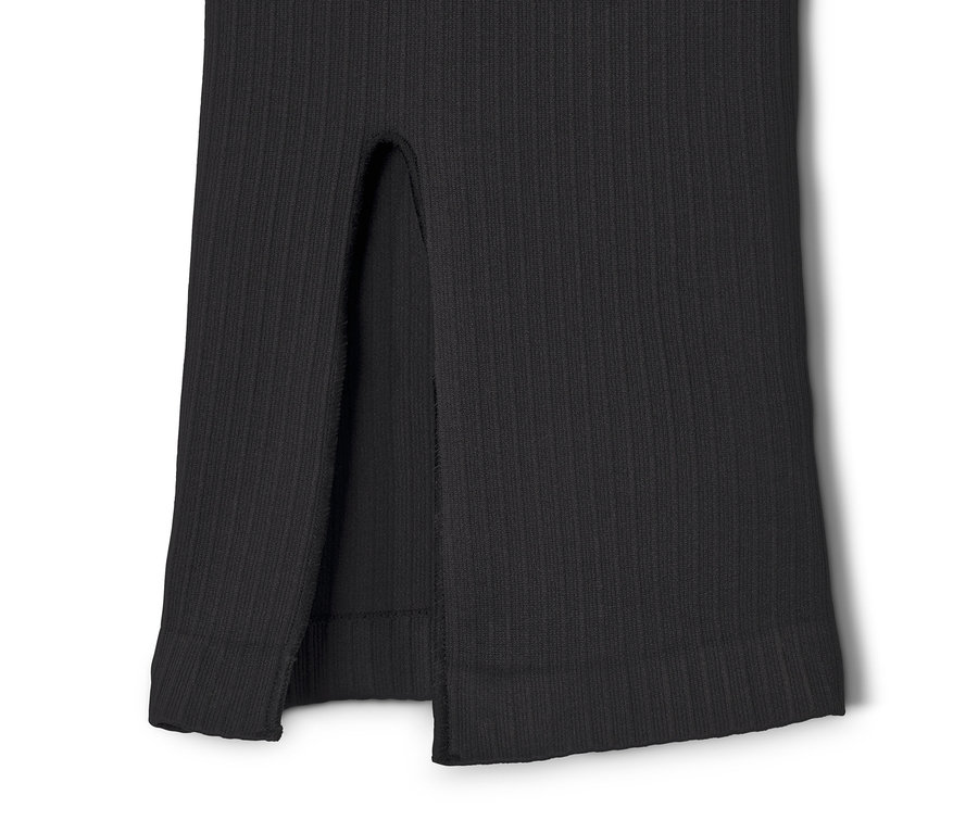 Detailaufnahme der schwarzen Seamless-Flared-Sporthose mit Schlitz.