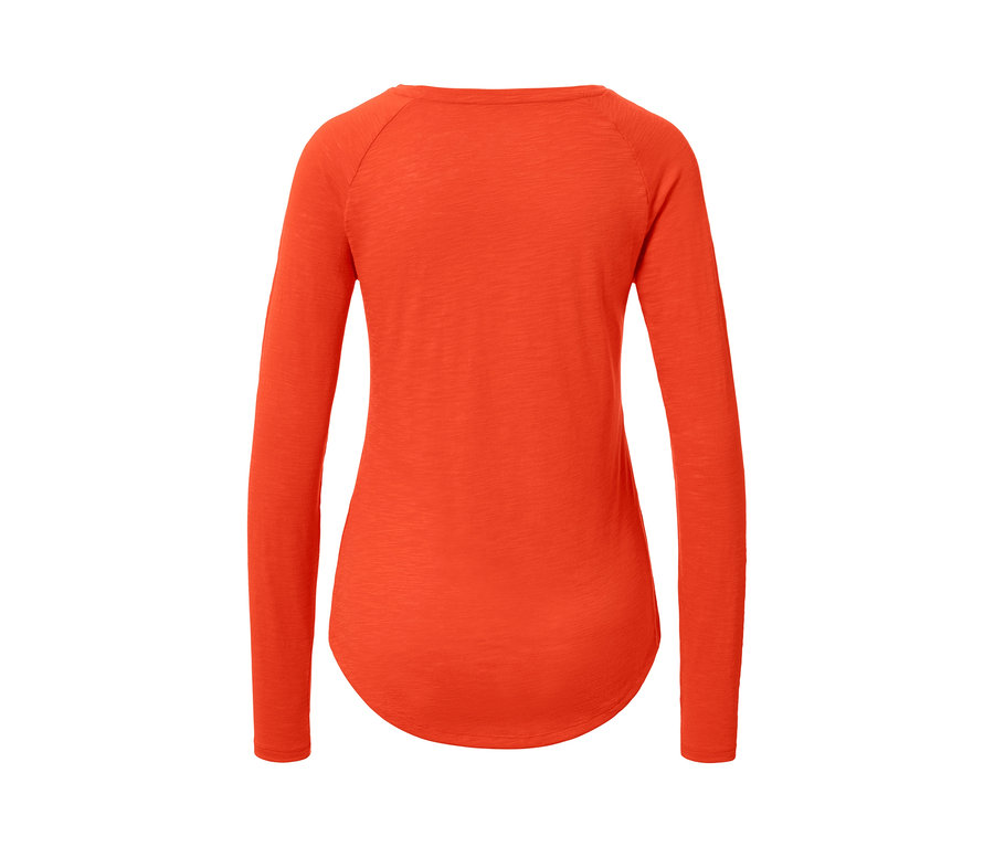 Detailansicht von der Rückseite eines orangefarbenen Langarm-Sportshirts.