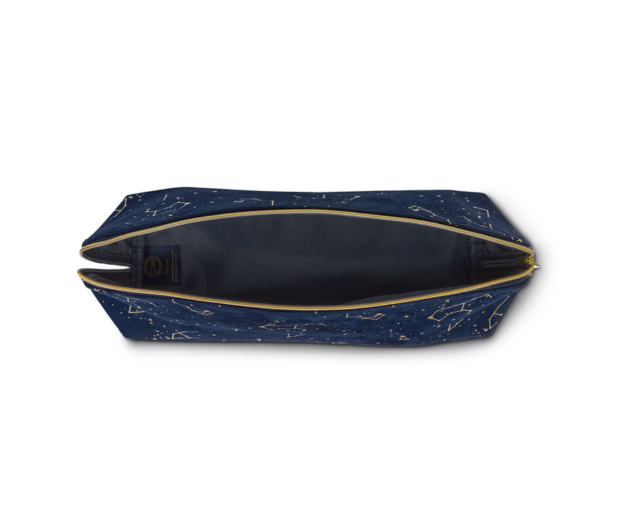 Offene Kosmetiktasche mit Sternbildmuster auf marineblauem Hintergrund.