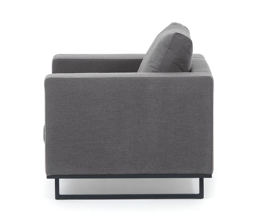 Seitenansicht eines grauen Premium-Lounge-Sets aus Sunbrella®-Stoff vor einem weißen Hintergrund.