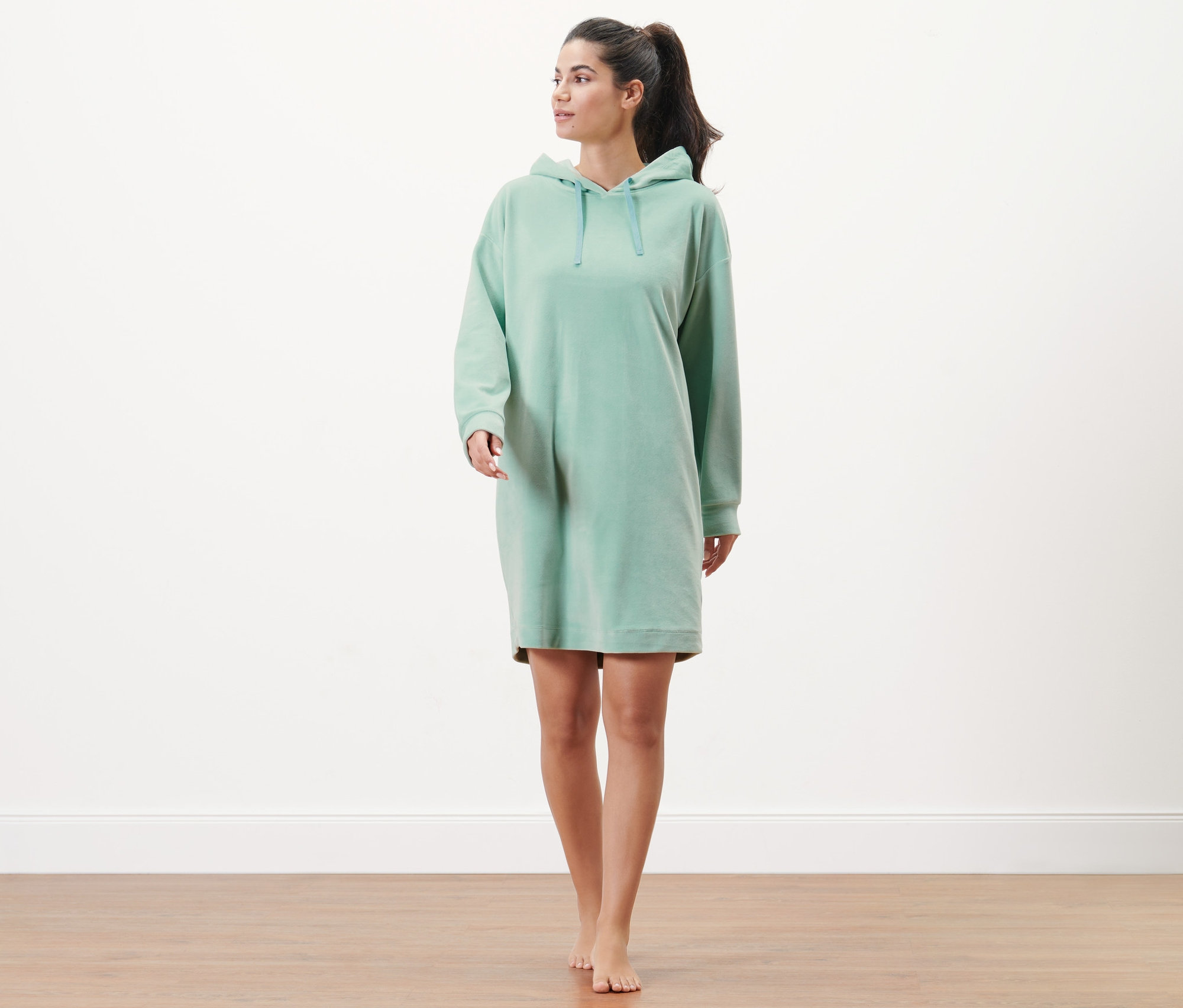 Frau trägt ein Nicki Loungewear-Kleid und geht.