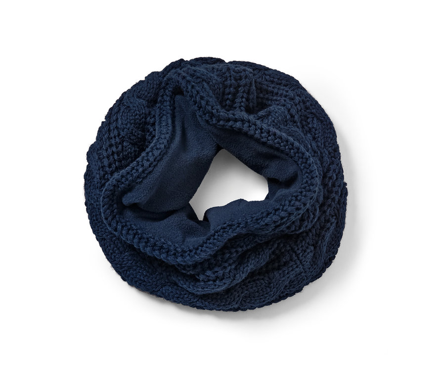 Detailansicht eines dunkelblauen Strickschlauchs.