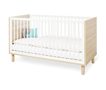 Ein 3-teiliges, großes Pinolino Set »Flow« breit Kinderbett in Holz- und Weißtönen mit einem Kinderkissen und einem Stofftier.