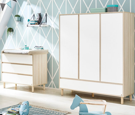 Ein Kinderzimmer mit einem Kinderbett, einer Kommode und einem großen Pinolino Schrank »Flow«.
