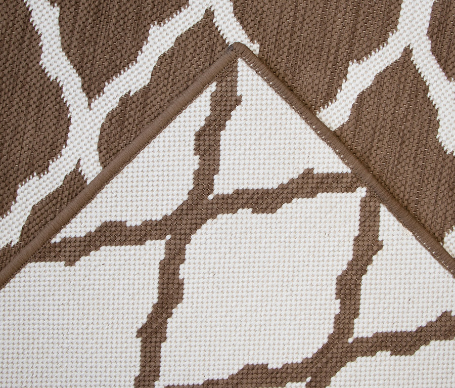Detailaufnahme eines braunen Outdoor-Wendeppichs »Rhombus« mit geometrischem Muster.