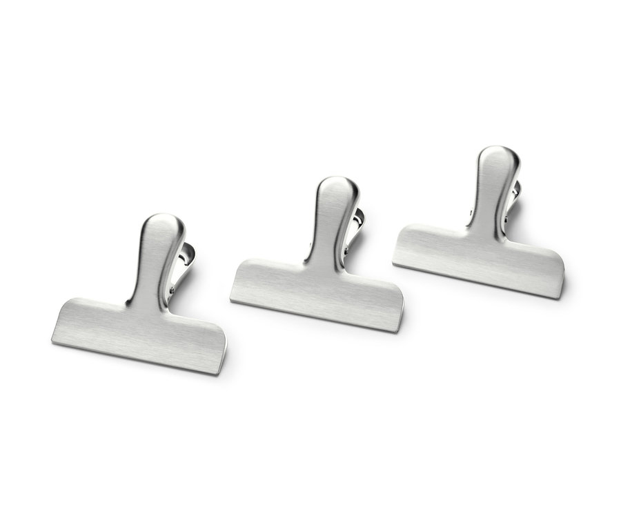 Drei Edelstahl-Aromaclips liegen auf einem weißen Hintergrund.