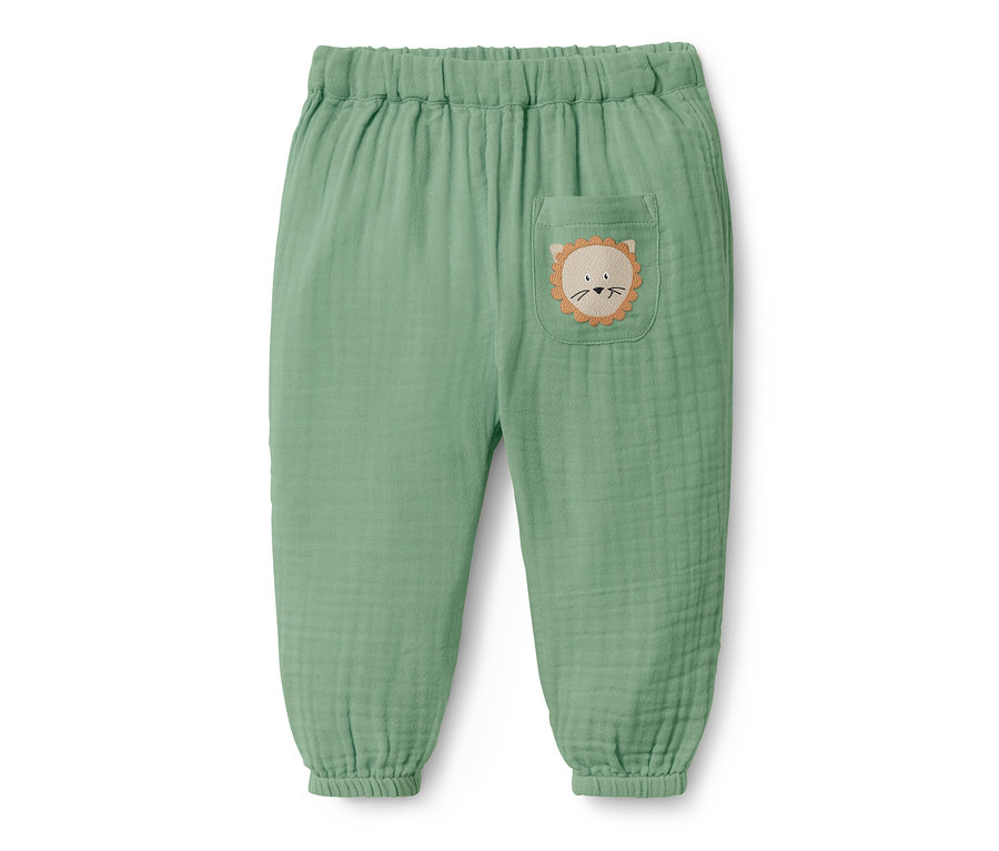 Grüne Baby-Schlupfwebhose mit Löwenapplikation auf der Tasche.