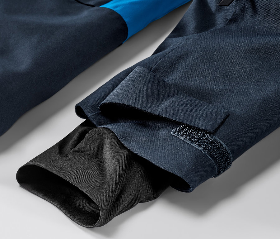 Detailansicht einer blauen Skijacke.