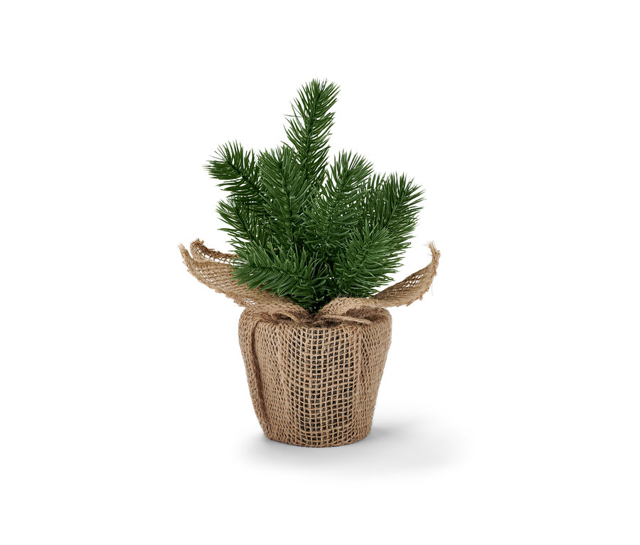 Kleiner LED-Tannenbaum in einem Jutesack.