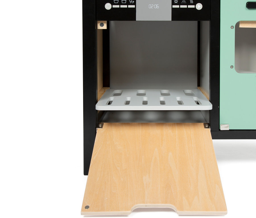 Detailansicht des geöffneten Ofens der small foot Kinderküche »Industrial«.