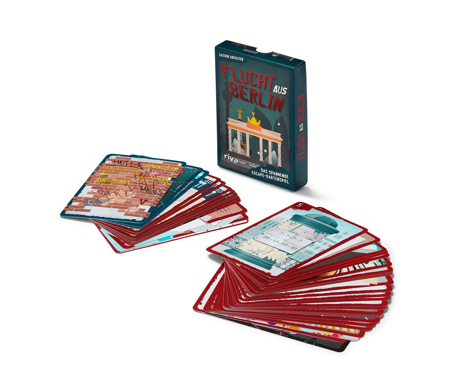 Auf dem Bild sind eine Schachtel und ausgelegte Karten des Escape-Room-Kartenspiels "Flucht aus Berlin" zu sehen.