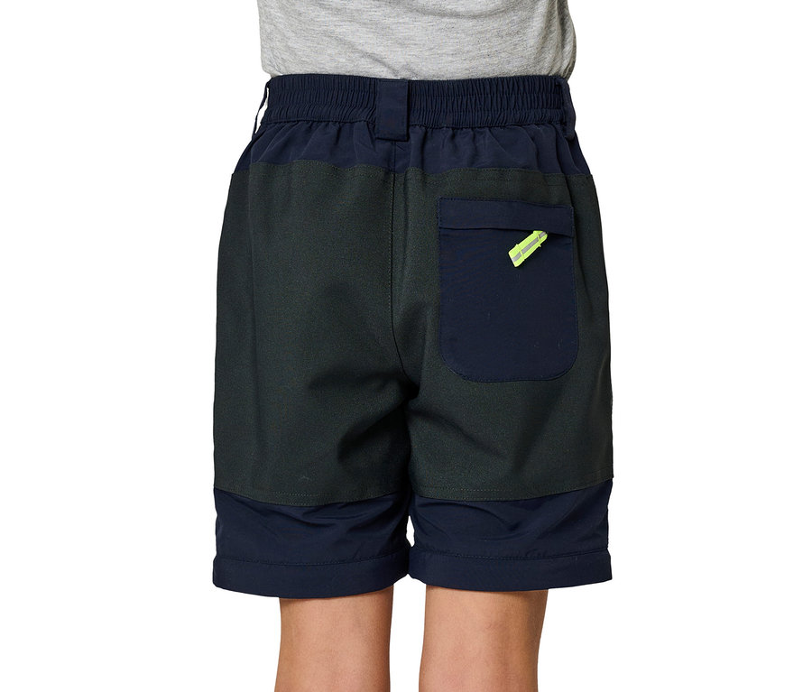 Junge von hinten trägt marineblaue Jako-O Zipp off Hose.