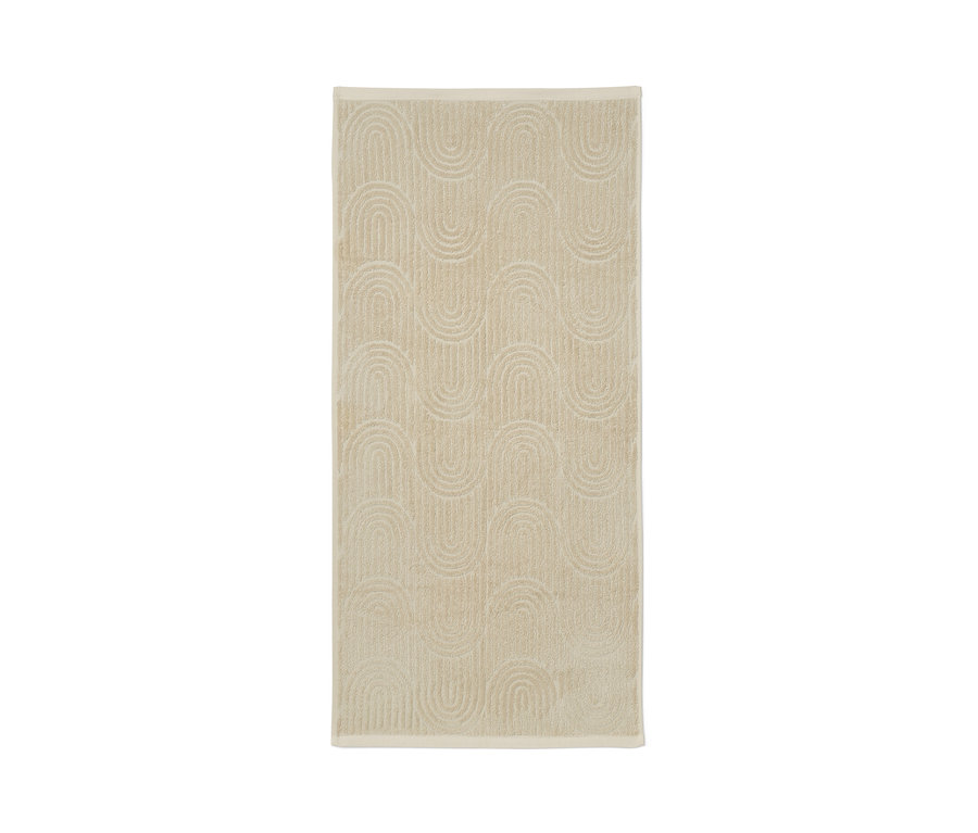 Ein cremefarbenes Jacquard-Handtuch mit geometrischem Muster.