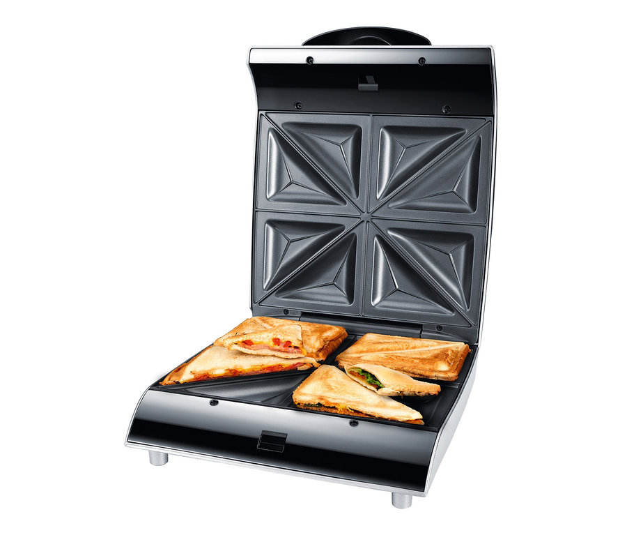Ein geöffneter Steba SG40 Sandwich-Maker mit fertigen Sandwiches darin.