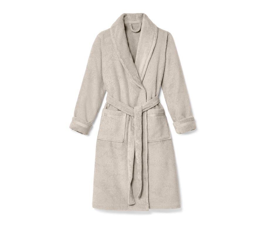 Beiger Damen-Bademantel mit Gürtel und Taschen.
