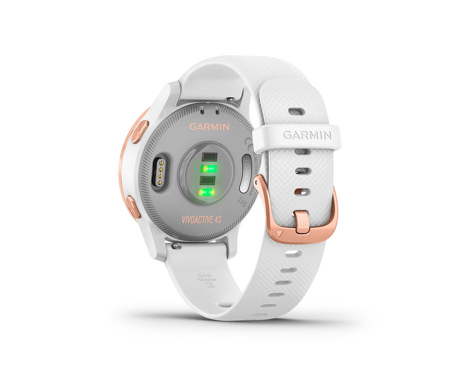 Detailansicht einer Garmin Vivoactive 4S Uhr mit weißem Armband und roségoldenem Rahmen.