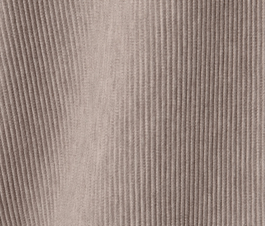 Detailaufnahme eines hellbraunen Sweatpullovers.