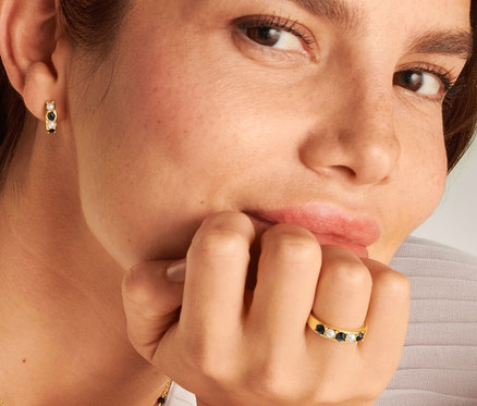 Frau mit Ring Black and White, Kette und Creolen Black and White.