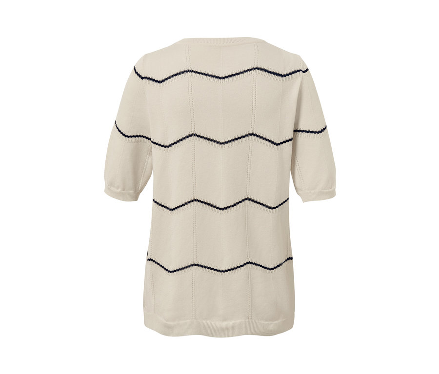 Ein Feinstrick-Cardigan mit Ajour-Muster in Beige mit dunkelblauen Zickzacklinien.