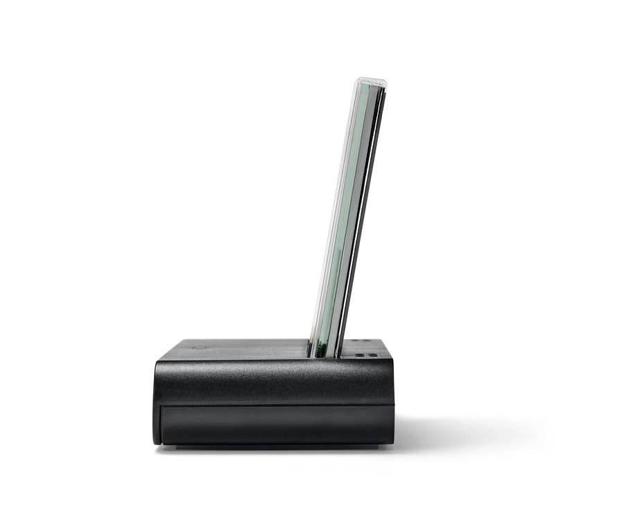 Detail einer Funk-Wetterstation mit Außensensor.