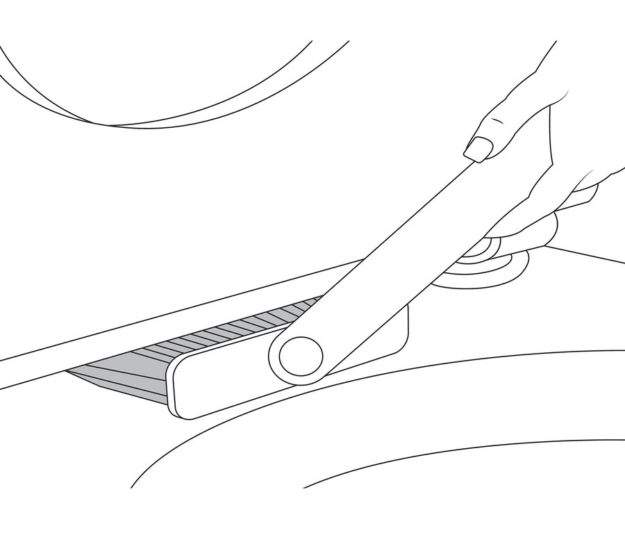Eine Hand hält den 4-in-1-Fugenmeister und reinigt Fugen.