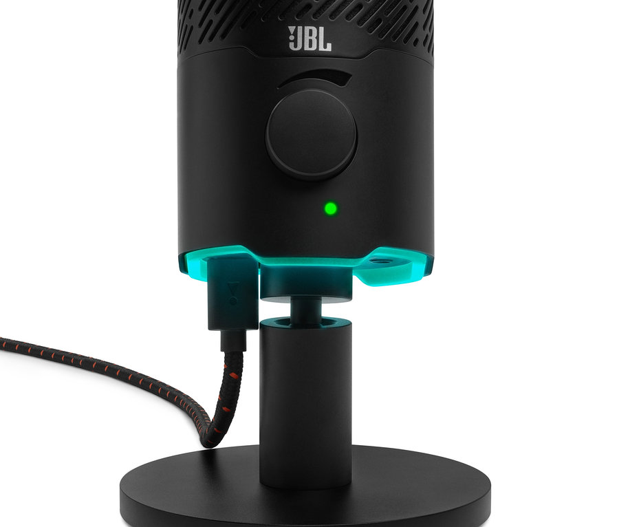 Nahaufnahme eines schwarzen JBL Quantum Stream Mikrofons auf einem schwarzen Ständer mit USB-Kabel.