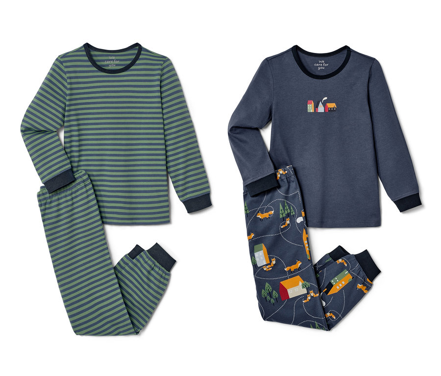 Zwei Kleinkind-Pyjamas: Ein grün gestreifter und ein blauer mit Häusern und Füchsen.