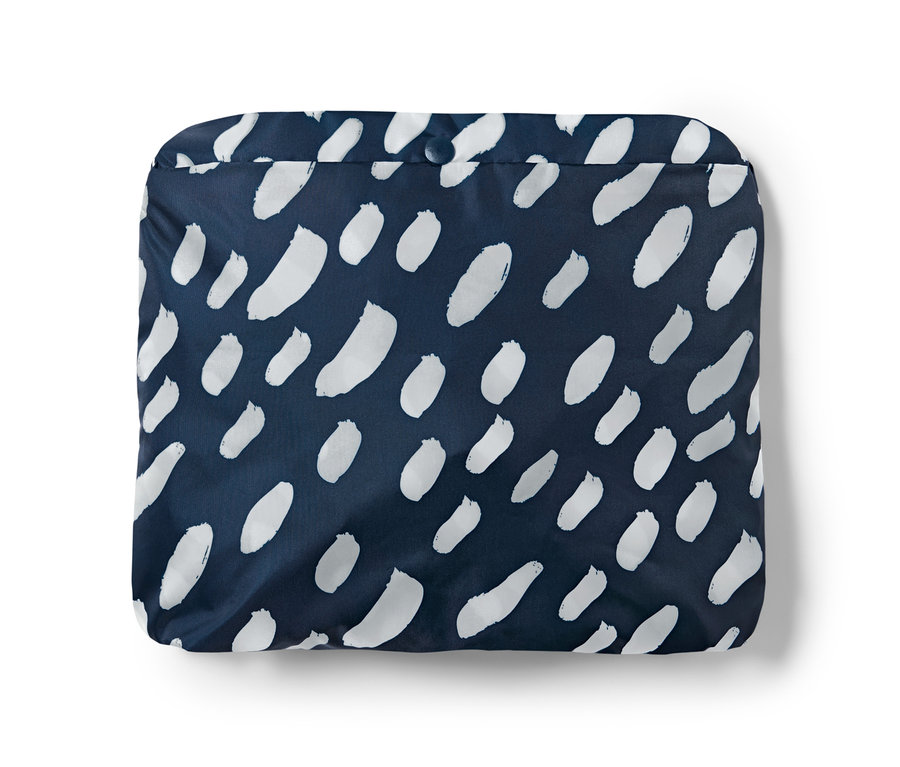 Zusammengefalteter Regenponcho mit Ärmeln in Dunkelblau mit weißem Muster.