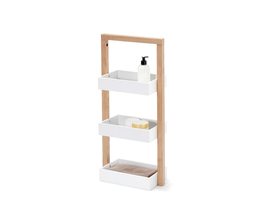 Ein Standregal mit weißen Ablagen und Holzrahmen. Auf den Ablagen befinden sich Kosmetikprodukte und ein Handtuch.