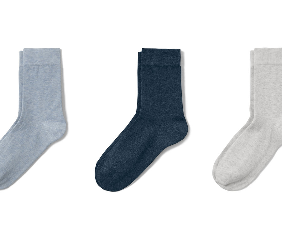 Drei Paar Socken in Blau, Dunkelblau und Grau.