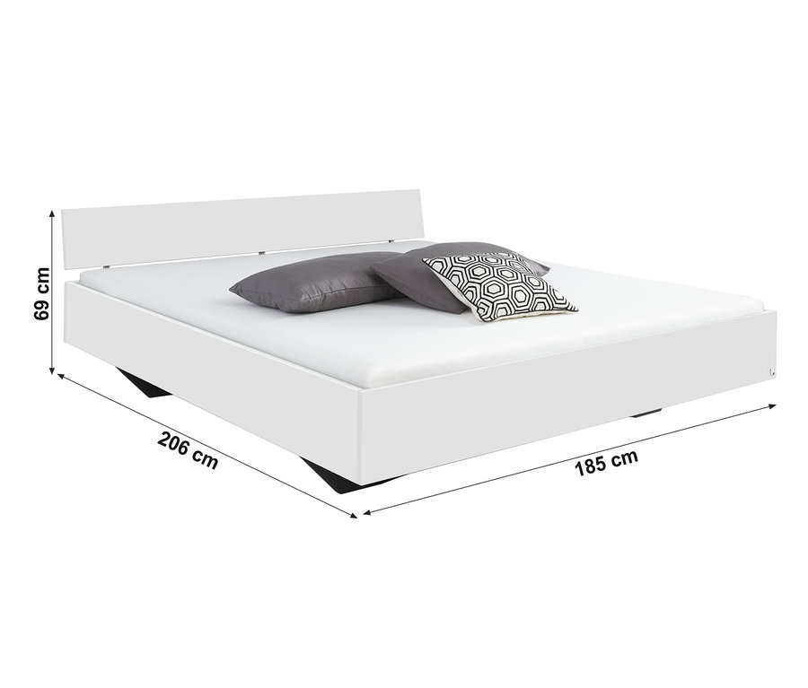 Detailansicht des weißen rauch Bettes »Phoenix«, ca. 180 x 200 cm, mit grauen und gemusterten Kissen.