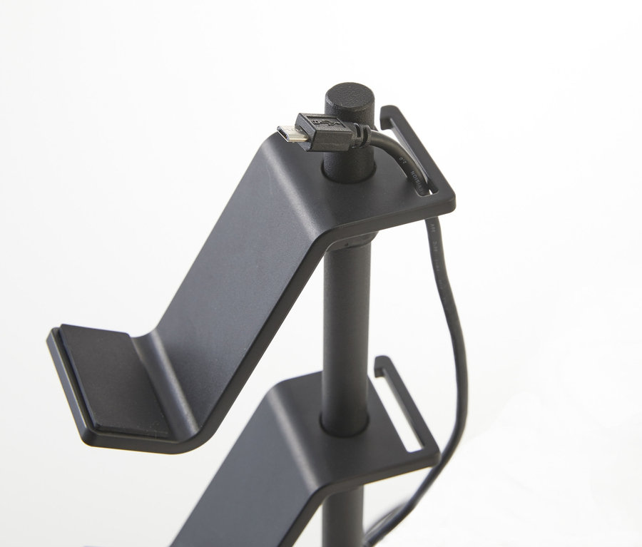 Schwarzer YAMAZAKI Controller-Ständer »SMART« mit USB-Kabel.