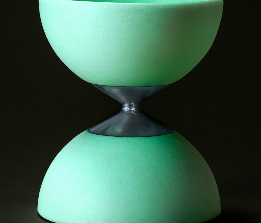 Ein grünes Diabolo »Glow in the dark« vor dunklem Hintergrund.