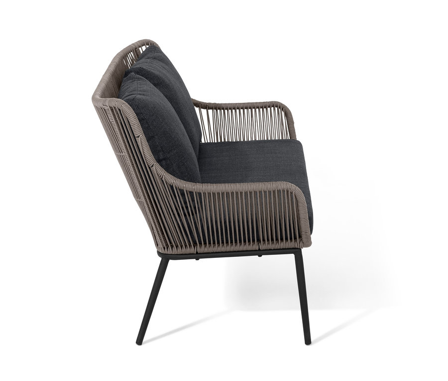 Seitenansicht eines Lounge-Sets mit Textilgeflecht und zwei grauen Kissen.