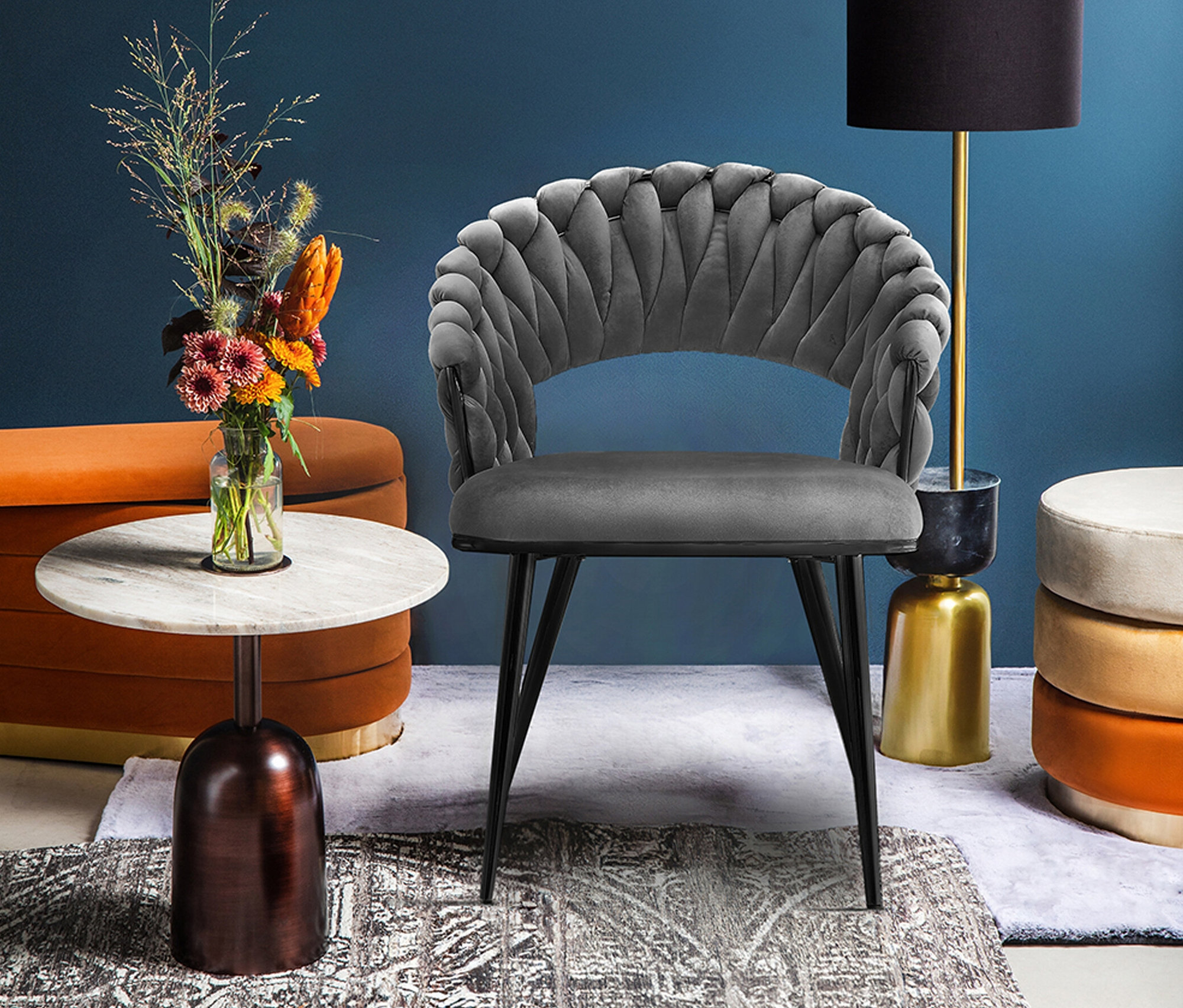 Ein grauer Kayoom 2 Stühle »Finesse« steht im Wohnzimmer auf einem gemusterten Teppich.