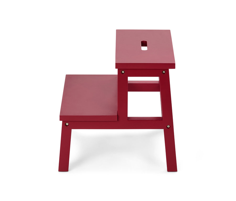 Ein roter Tritthocker mit zwei Stufen auf weißem Hintergrund.