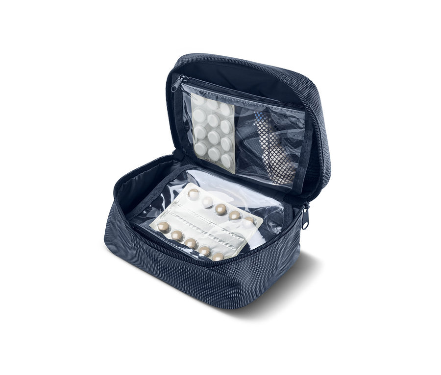 Offene blaue Kosmetiktasche mit Tablettenblistern.