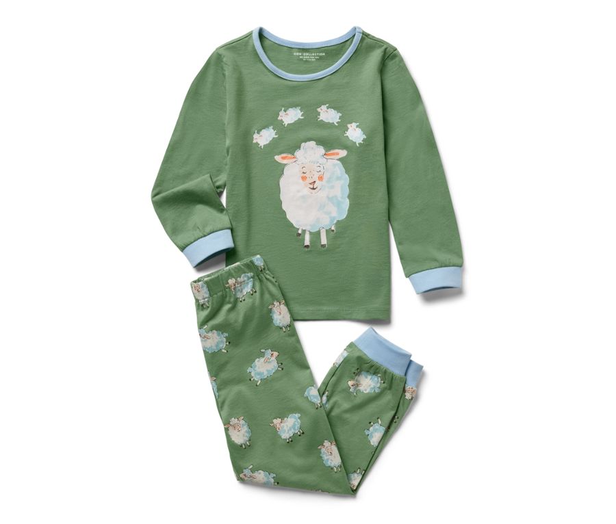Junge trägt Kinder-Pyjama, Schaf.