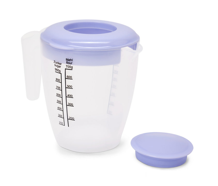 Ein transparenter Rührbecher mit lila Deckel und Messskalen.