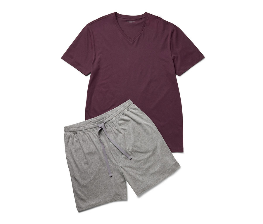 Ein Shorty-Pyjama: bordeauxfarbenes T-Shirt und graue Shorts.