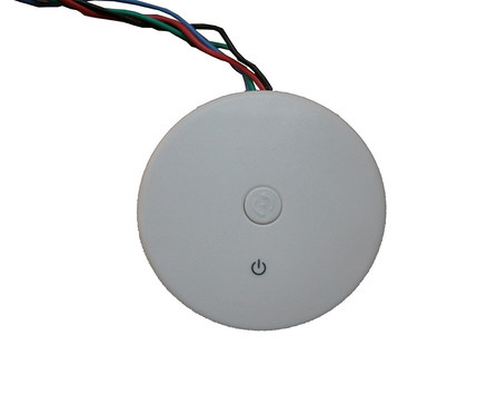 Weißes, rundes Karibu LED-Paneel »Espe« mit Knöpfen und farbigen Drähten.