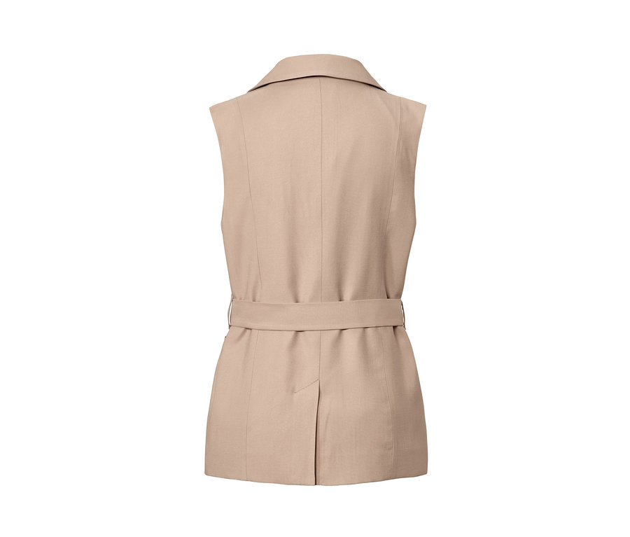 Beige Weste mit Bindegürtel.