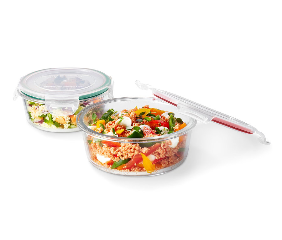 Zwei mit Salat gefüllte Glas-Auflaufformen mit Deckel stehen auf einem weißen Hintergrund.