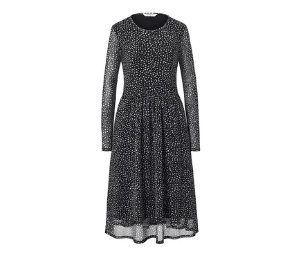 Ein schwarz gepunktetes Mesh-Kleid mit langen Ärmeln.