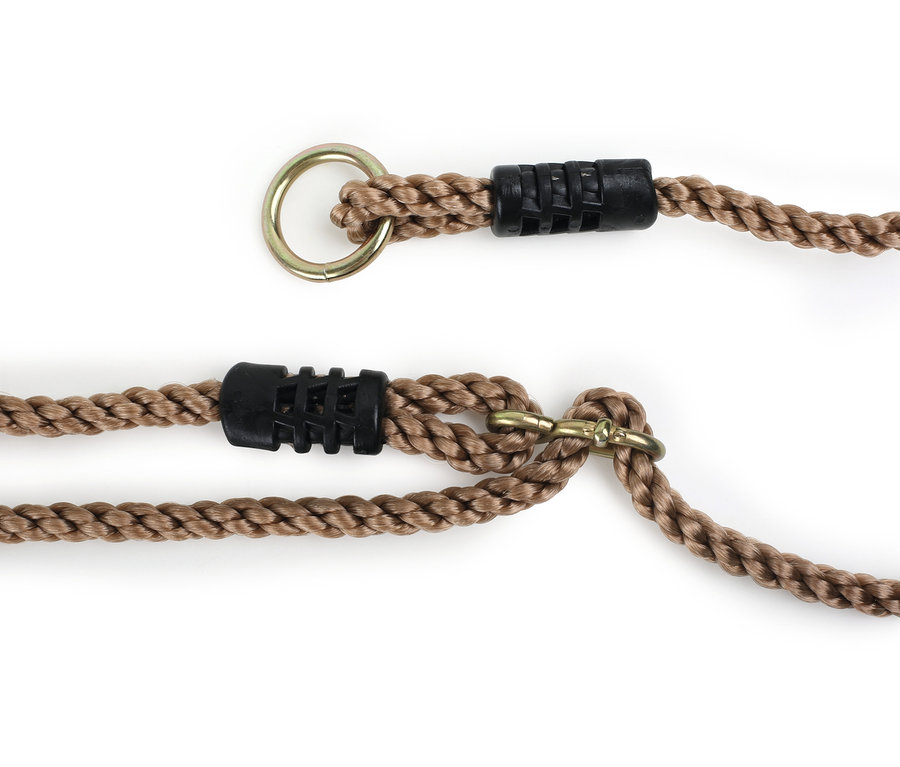 Detailaufnahme eines Seils der small foot In- und Outdoor-Schaukel mit Metallring und schwarzem Kunststoffteil.