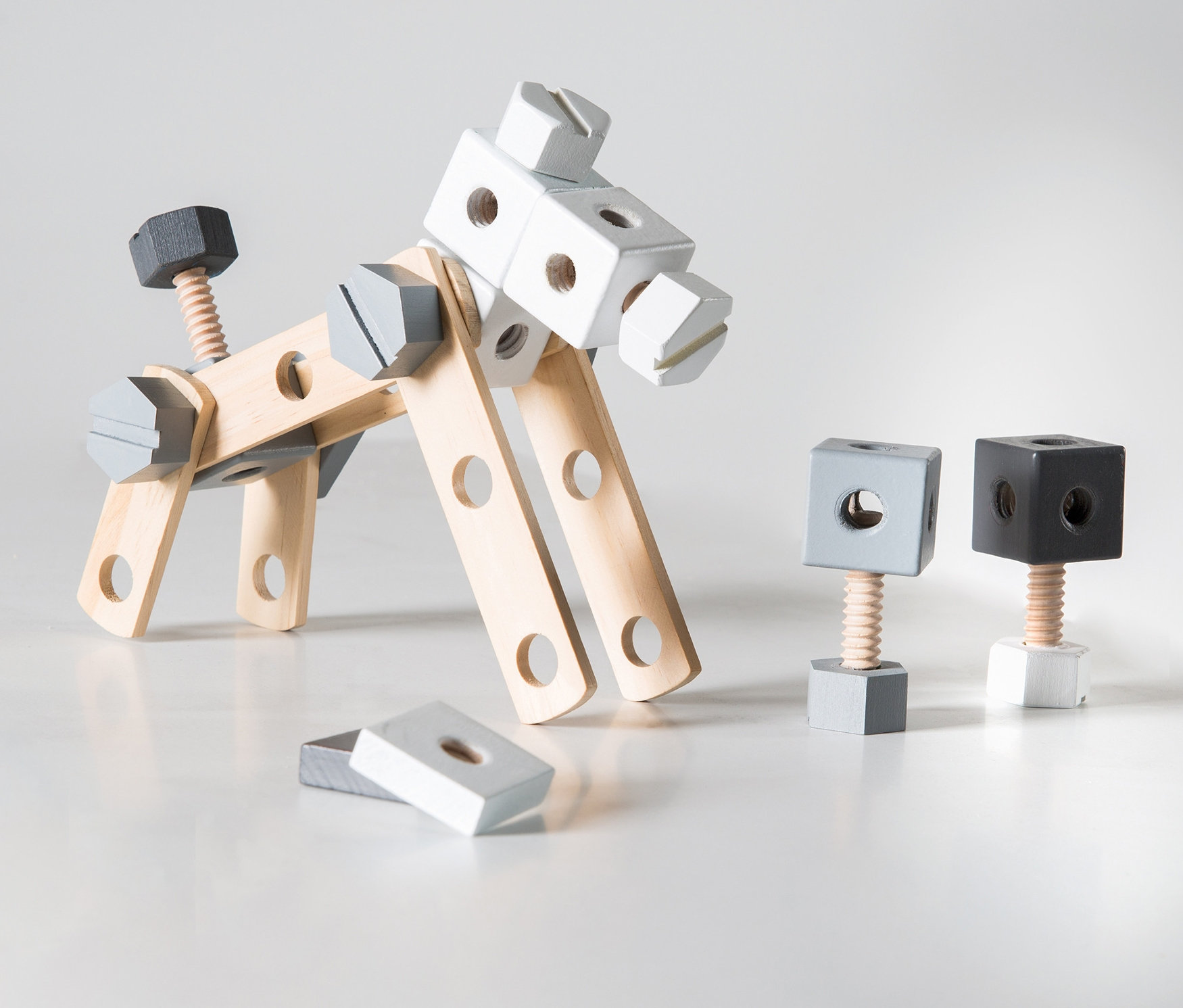 Ein Tier aus dem roba Holzbaukasten, 48-teilig, steht neben zwei Würfeln.