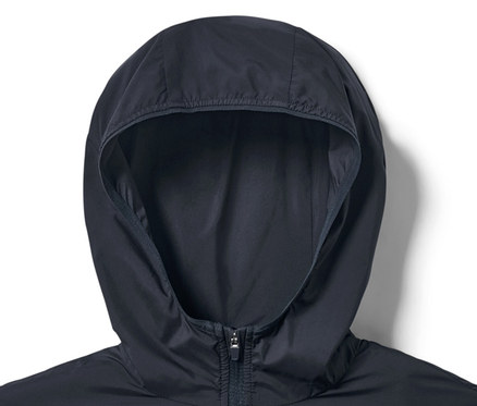 Detailansicht der Kapuze einer Lightweight-Laufjacke.