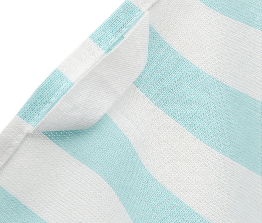 Detailansicht: 2 blau-weiß gestreifte Geschirrtücher.